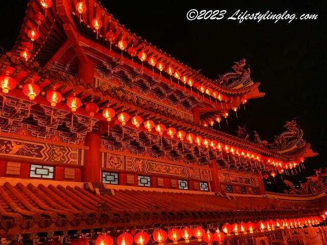 天后宮（Thean Hou Temple）でライトアップされて真っ赤に見える寺院