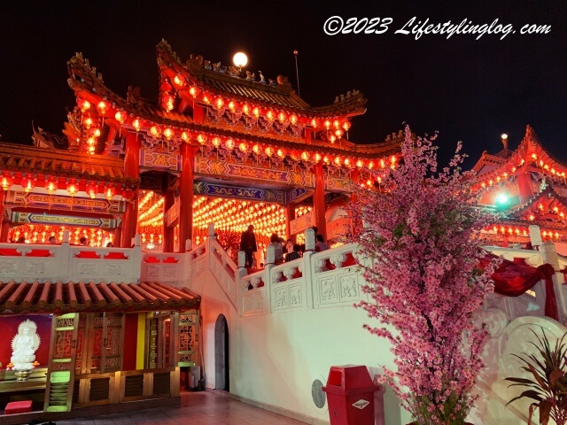 旧正月の時期にライトアップされた天后宮（Thean Hou Temple）