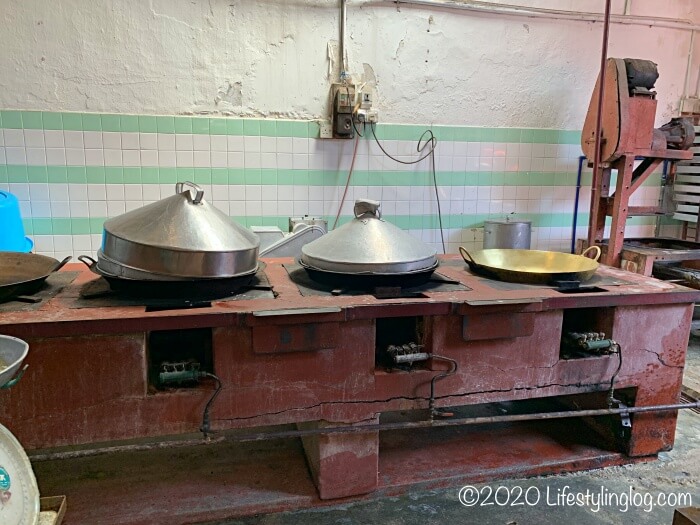 Moh Teng Pheow Nyonya Koay（莫定標娘惹粿廠）のキッチンスペースにある焜炉