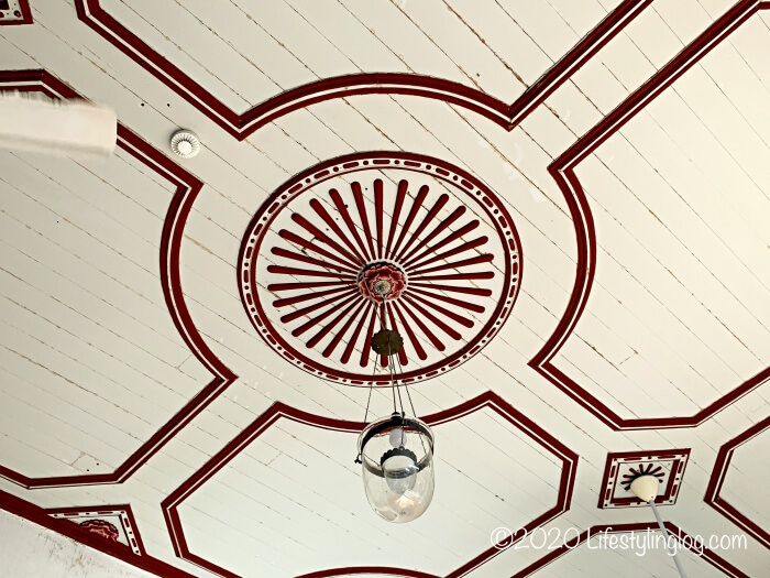 ブルーマンション（Cheong Fatt Tze Mansion）の天井部分のデザインとランプ