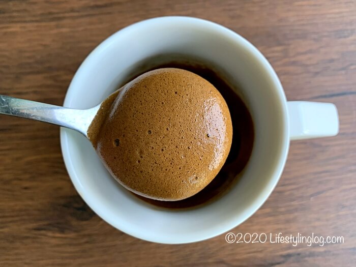 インスタントコーヒー大さじ1と砂糖小さじ1とお湯大さじ1で作ったダルゴナコーヒーのホイップ