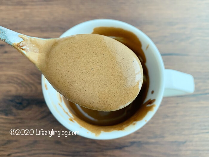 スプーンでかき混ぜて作ったダルゴナコーヒー