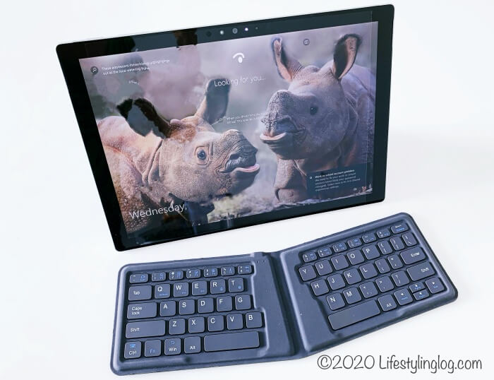 SurfaceとiClever 折りたたみ式Bluetoothキーボード