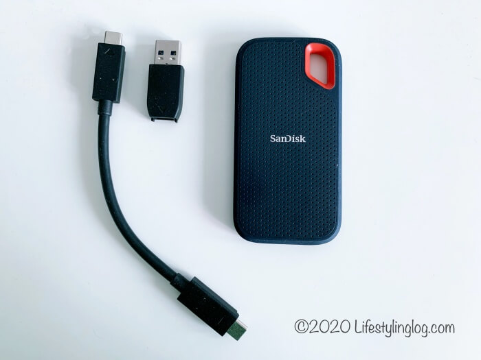 SanDisk（サンディスク）のポータブルSSDと付属品のケーブル＆アダプタ