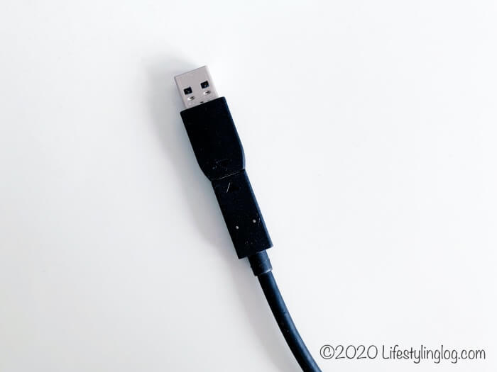 USB-Aのアダプタを接続したSanDisk（サンディスク）のポータブルSSDのUSB-Cケーブル