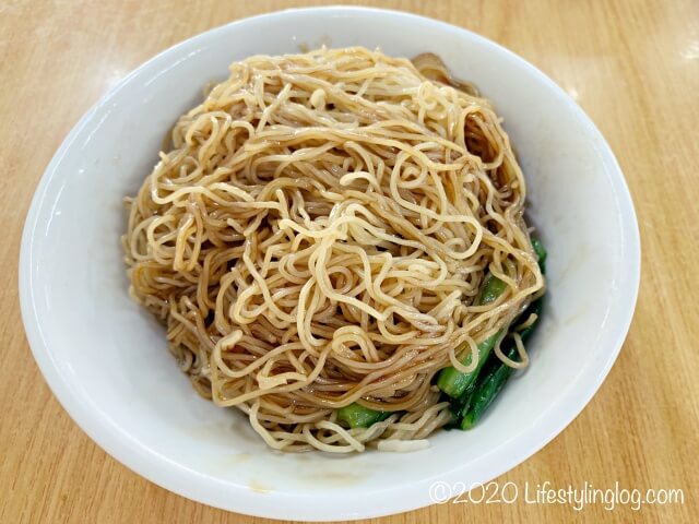 混ぜ合わせた龍師傅港式竹昇麵家(Loong Sifu Bamboo Noodle House)のチャーシューワンタンミー