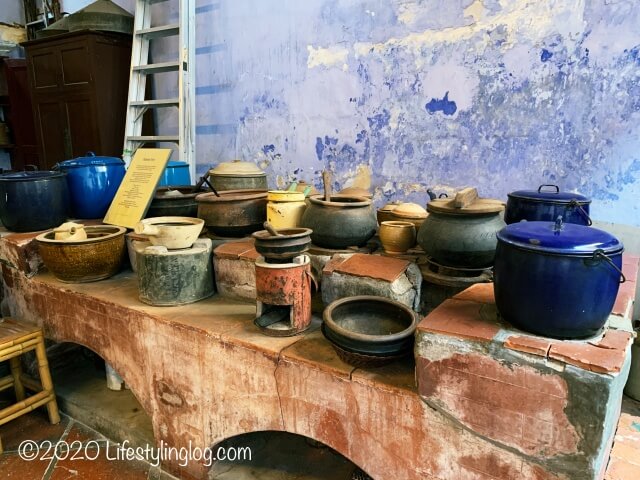 Sun Yat Sen Museum Penangのキッチンエリアにある調理道具
