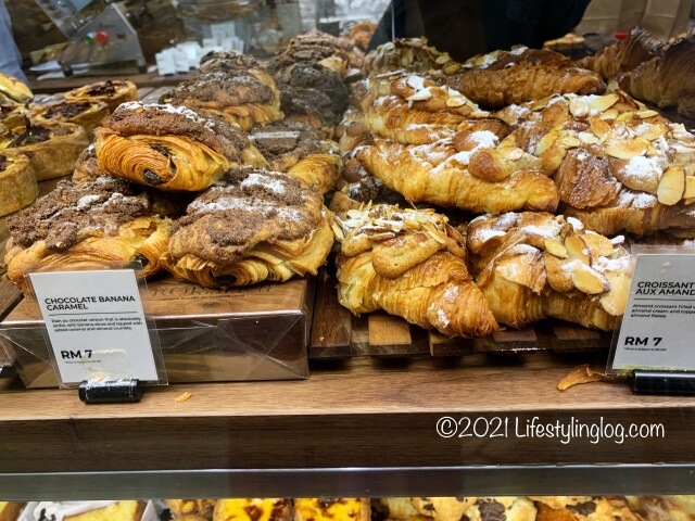 Croisserie Artisan Bakery @ Damansara Heightsのアーモンドクロワッサンやチョコレートバナナキャラメル