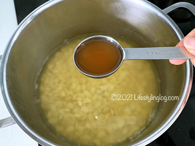 大豆にりんご酢を加えるところ