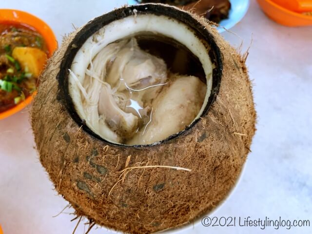 強記補品（Keong Kee Herbal Soup）のココナッツチキンハーバルスープ