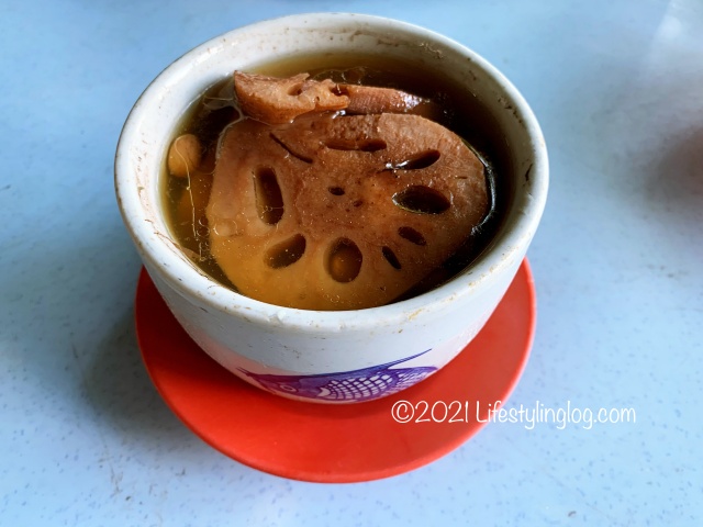 強記補品（Keong Kee Herbal Soup）の蓮藕燉排骨湯（Lotus Root Pork Rib Soup）