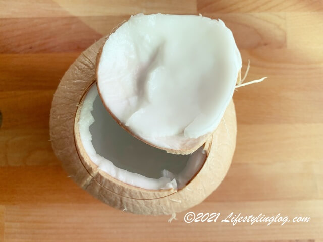 未成熟のココナッツの固形胚乳