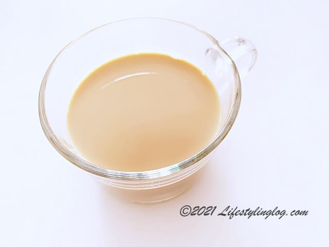 レンジで温めた紅茶を加えて作ったAhmad Tea（アーマッドティー）のミルクティー