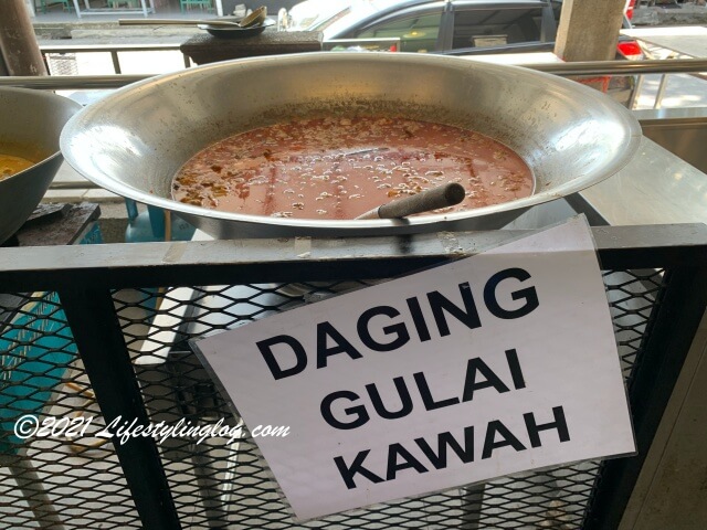 Anis Putriの看板料理のDaging Gulai Kawah