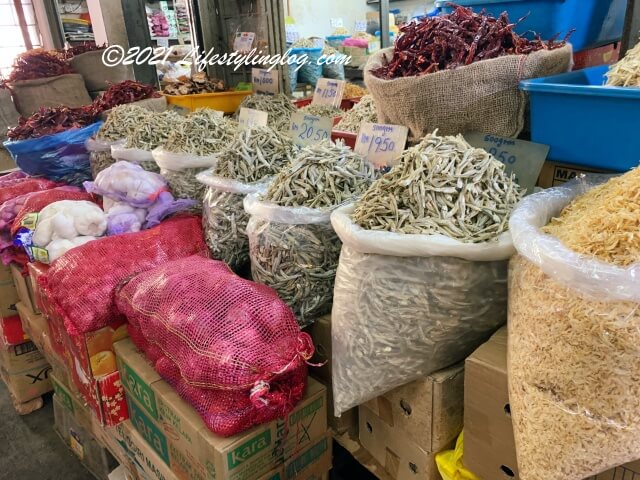 Chow Kit Market（チョウキット・チャウキット市場）で販売されているアンチョビや干しエビ
