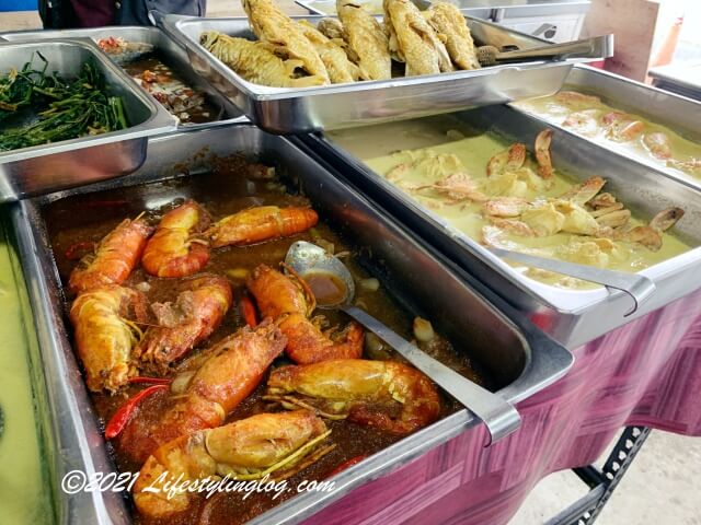 Kak Nik Patin Houseで販売されている海老や魚などのシーフード料理