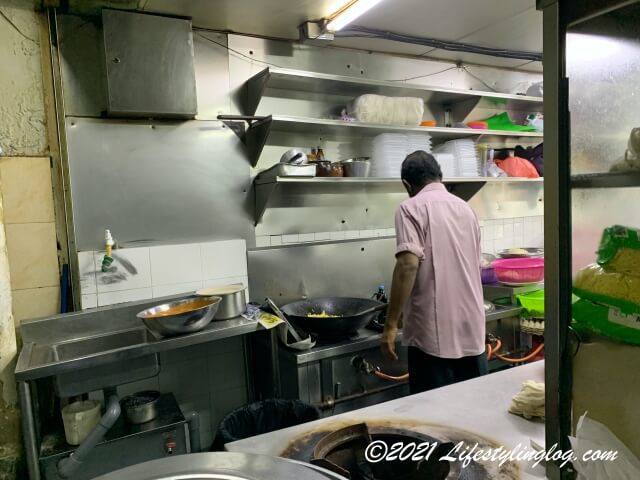 Mamak（ママッ）ストールで中華鍋でミーゴレンを作っているところ