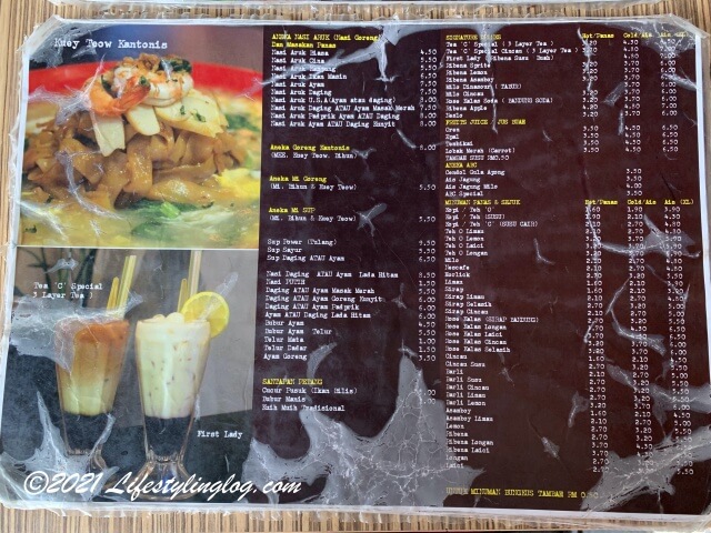Restoran Dapur Sarawakのナシゴレンやミーゴレン、ドリンクのメニュー