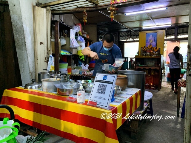 お持ち帰り用に包んでいるTaste Legendary Nasi Lemak Chow Kit Market 秋傑路巴剎 炸肉椰漿飯のナシルマ（ナシレマ）