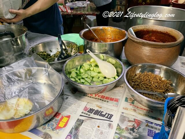 Taste Legendary Nasi Lemak Chow Kit Market 秋傑路巴剎 炸肉椰漿飯のナシルマのトッピング