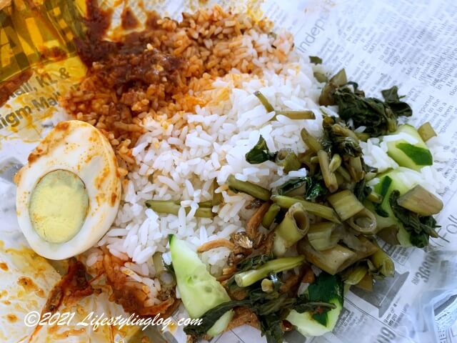 Taste Legendary Nasi Lemak Chow Kit Market 秋傑路巴剎 炸肉椰漿飯のNasi Lemak Biasa