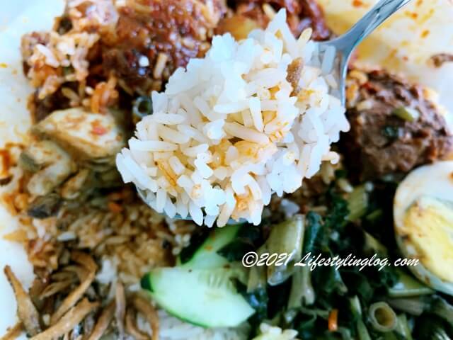 Taste Legendary Nasi Lemak Chow Kit Market 秋傑路巴剎 炸肉椰漿飯のココナッツライス