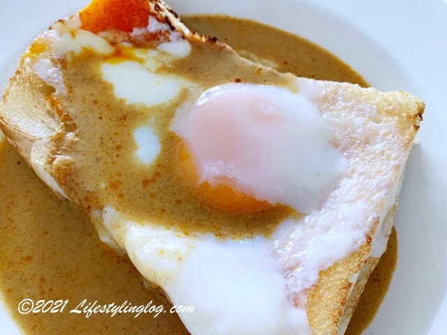 何九海南茶店（Ho Kow Hainam Kopitiam）の咖喱+生熟蛋烤面包 Half Boiled Egg Curry Banjir Toast