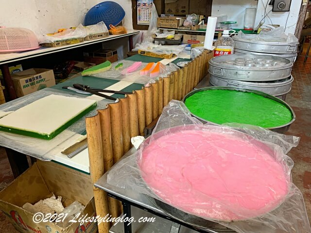 マレーシアの伝統菓子のお店でクエを作っているところ