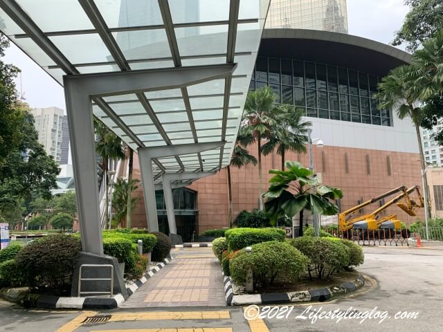 Mandarin Oriental Kuala Lumpur（マンダリンオリエンタルクアラルンプール）とコンベンションセンターをつなぐ道