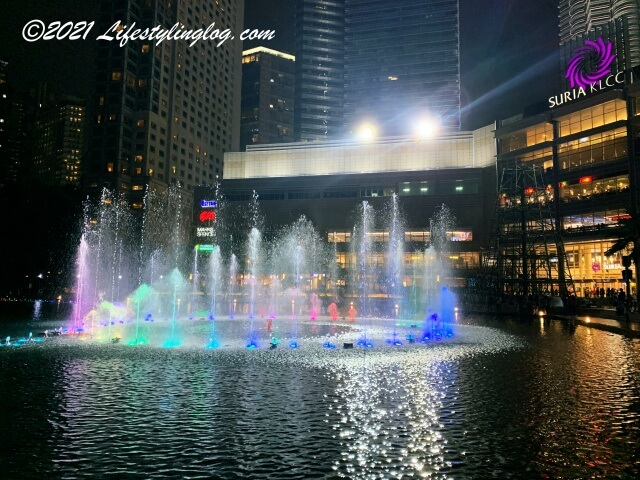 Mandarin Oriental Kuala Lumpur（マンダリンオリエンタルクアラルンプール）やスリアKLCCの前で行われる噴水ショー