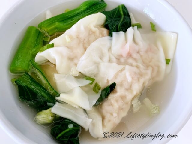 鴻鴻釀豆腐（Foong Foong Yong Tau Fu）の水餃子入りスープ