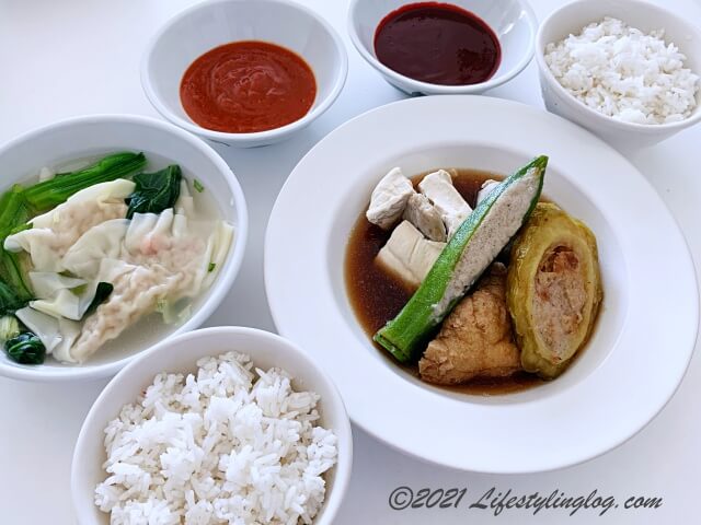 ご飯と一緒に食べる釀豆腐（Yong Tau Fu）