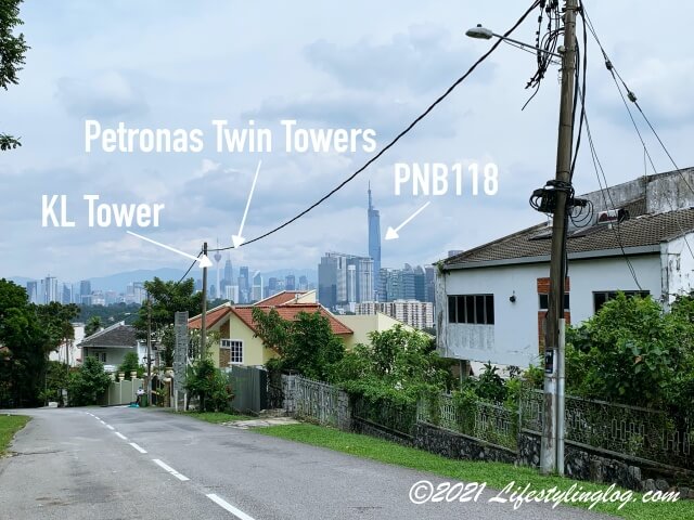 Kebun Kebun Bangsarから見えるKLタワー、ペトロナスツインタワー、PNB118