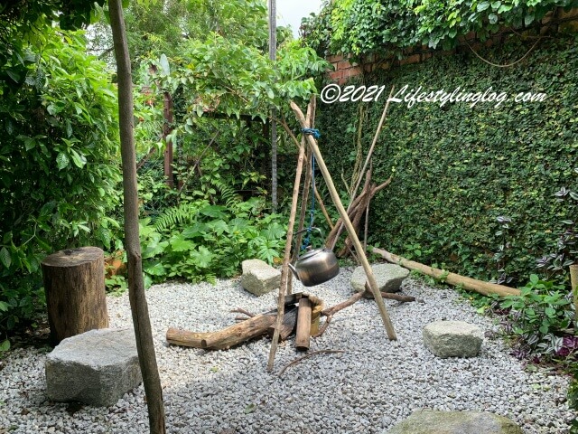 Kebun Kebun Bangsarにある薪木があるスペース