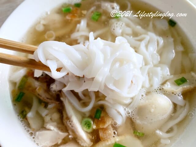 モチモチとした食感のO & S Restaurantの粿條湯