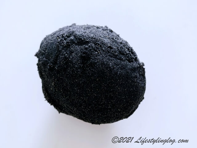 粘土と籾殻でコーティングされているマレーシアのアヒルの塩漬け卵