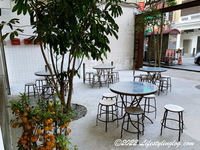 鳳凰餅家（Fung Wong Biscuit）の外側にあるテーブル席