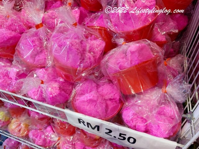 お供えに使われる明るいピンク色をした發粿（Huat Kuih）