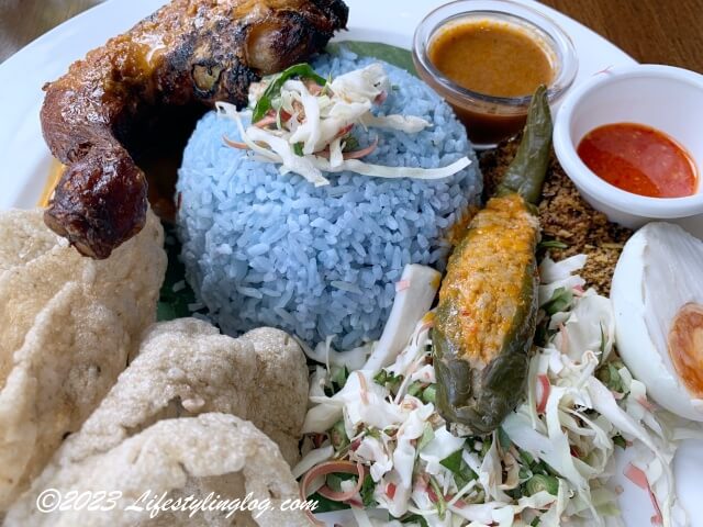 バタフライピーをマレーシアの青いご飯のNasi Kerabu（ナシケラブ/ナシクラブ）