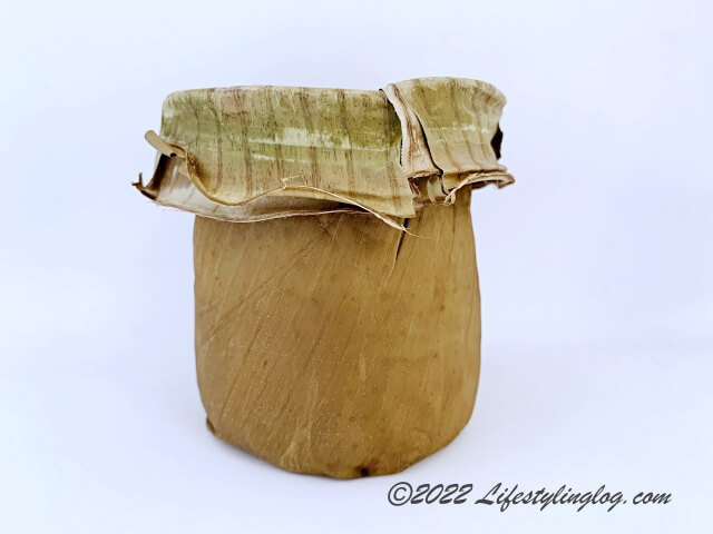 バナナリーフ（バナナの葉）で包んで作られる年糕（ニェンガオ）