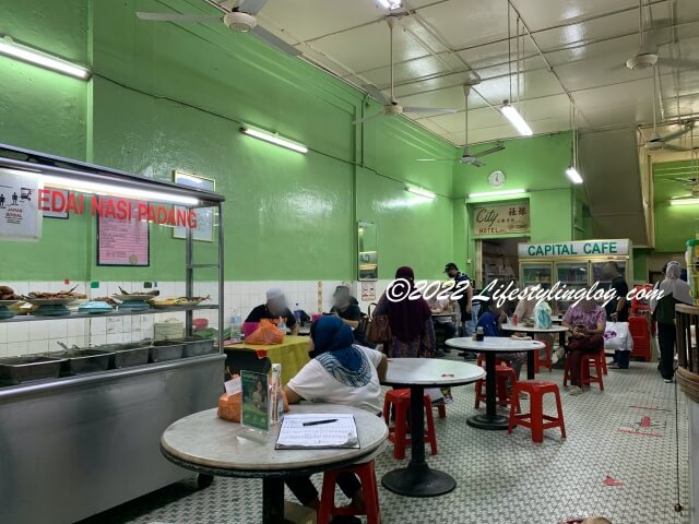 Capital Cafe（キャピタルカフェ）の店内で飲食する人々