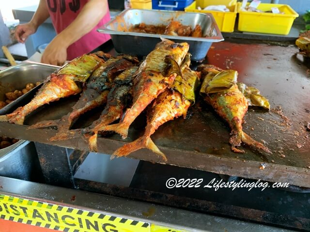 Ikan Bakar Seri Melakaで焼いているCencaru