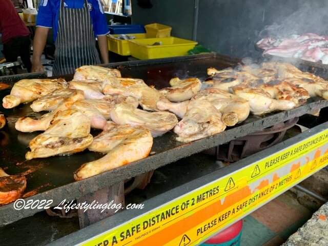 Ikan Bakar Seri Melakaで焼いている鶏肉