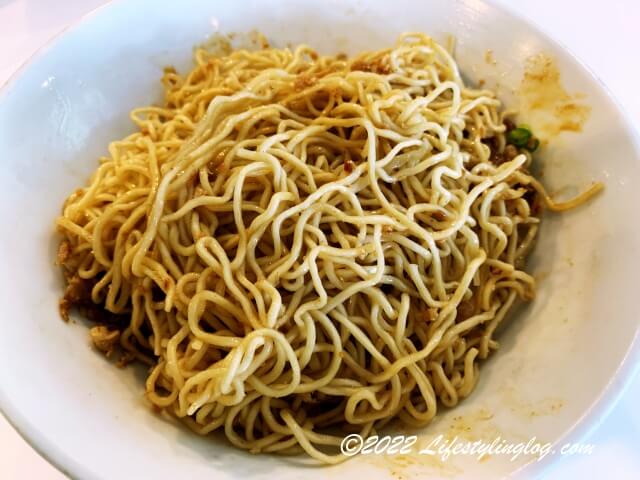コシのある麺が使われている面対面（Face To Face Noodle House）のSarawak Noodles