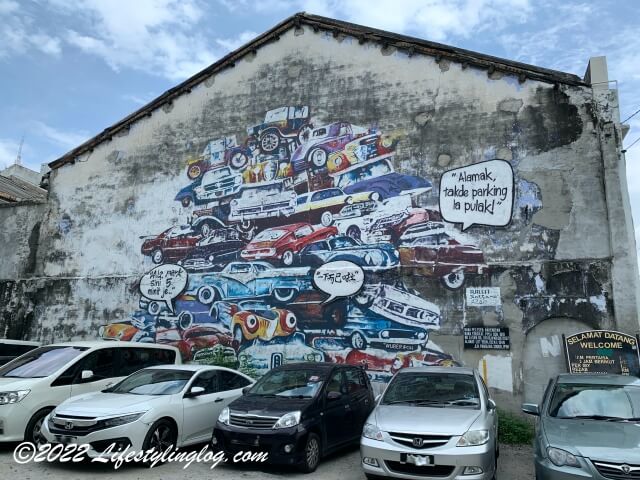 ハミングバードやkopi Oのストリートがある駐車場にある車の壁画