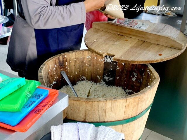 Nasi Lemakを蒸して作る時に使う木製の桶