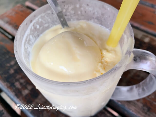 アイスクリームが溶けているKlebang Original Coconut Shakeのココナッツシェイク