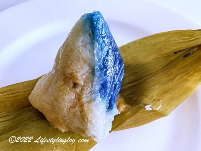 青く色づけされたニョニャの粽
