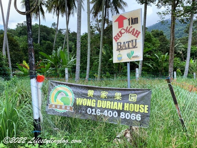 石屋榴槤園（Durian Rumah Batu, Stone House Plantation）の看板