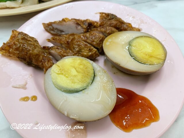 豊記海南鶏飯（Foong's Hainan Chicken Rice）の滷肉（ローバッ）と滷蛋